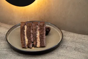 Trozo de bizcocho chocolate manjar