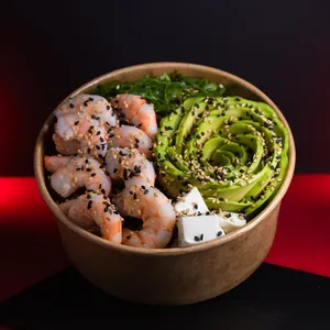 Gohan Ebi Maestro Bowl con Camarones de carga épica, roseta de palta fresca, queso crema y algas/cebollín sobre arroz. Sakai Sushi Providencia.