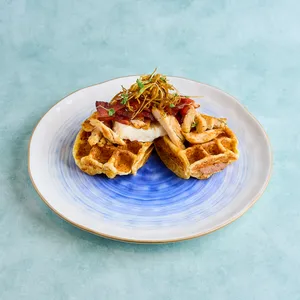 Waffle Pechuga Tocineta