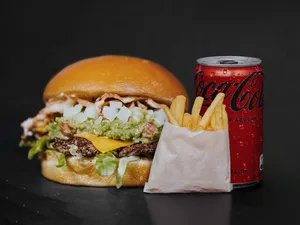 Miércoles: Guacamole Bacon Burger