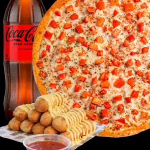 Combo clásico de una pizza clásica con unos palitos de ajo o canela además de una bebida de 1.5L