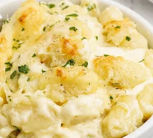 Gnocchi con salsa alfredo della piazza