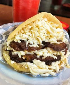 Arepa Tajadas con Queso