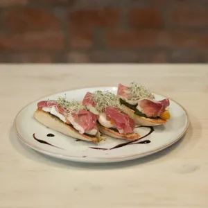 Bruschetta Prosciutto Pesto (3u)