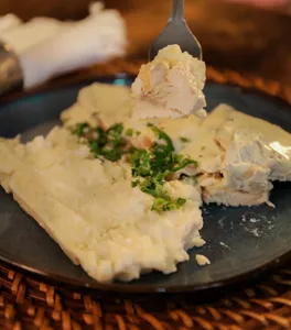 Pollo con salsa de champiñones y pure