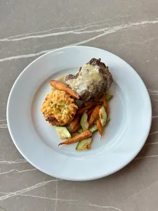 Plateada desmechada con gratén de papas