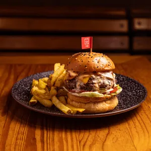 FUEGO BURGER ANGUS CON PAPAS