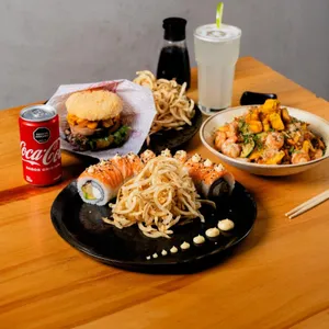 Combo Mix x 3: 1 arroz thai de camarones, 1 hamburguesa buta y 1 dragón roll, acompañados de 3 katzuras de papa