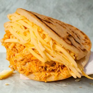 Arepa Catira (Pollo mechado&Queso)