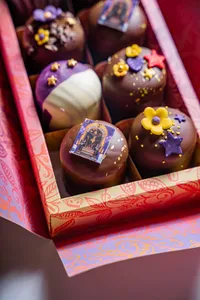 Caja de Besos de Moza del Mes Morado (8 unidades)