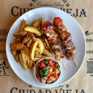 Anticuchos con Fritas