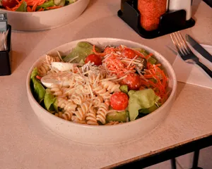 Ensalada huevo y fideos