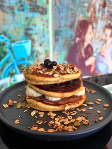 HOTCAKES CON MIEL NATURAL,FRUTA FRESCA Y GRANOLA DE LA CASA «Recomendación del Chef»