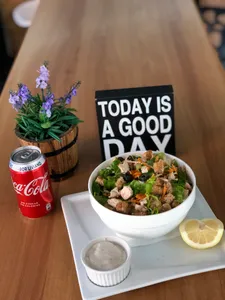 Ensalada césar  o vegetariana + bebida