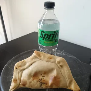 Promo Empanada Napolitana + Bebida 591 ml (Coca o Sprite)