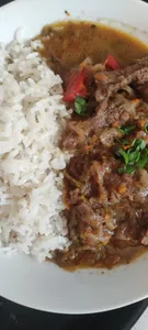 Estofado de vacuno + entrada y postre.