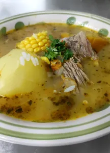 Cazuela de vacuno + entrada y postre.