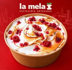 Postre de tres leches con frambuesas
