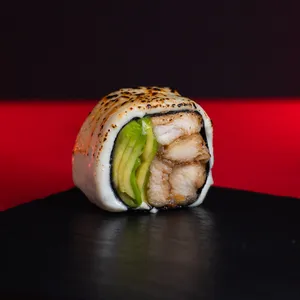 Chesse Tori Oriental Roll Golden Sin Arroz envuelto en queso crema gratinado, relleno de pollo teriyaki y palta. Sakai Sushi Providencia.