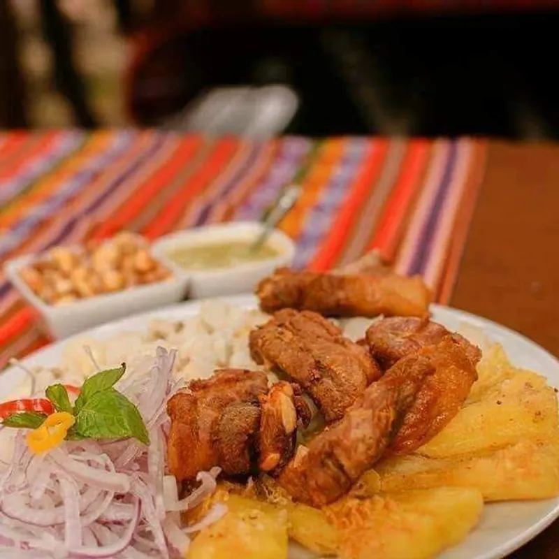 Chicharrones con mote y papa (o yuca dorada) Chicharrones con mote y papa (o yuca dorada)