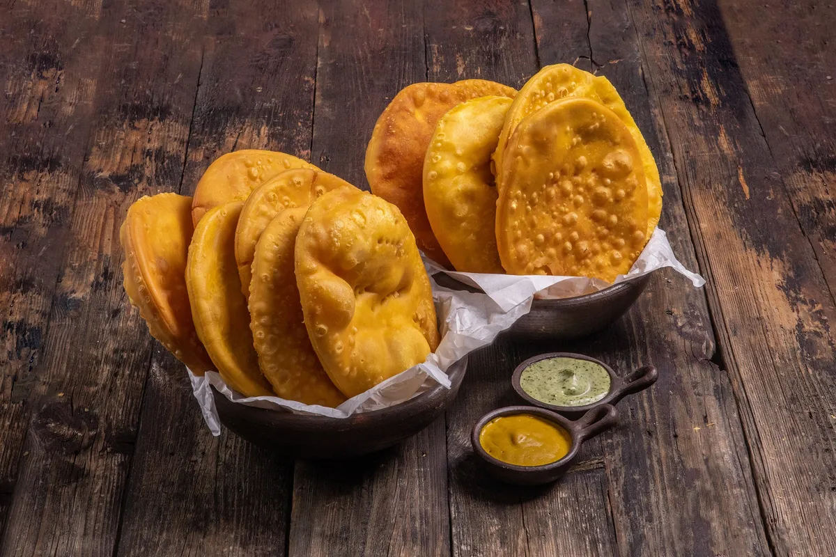 12 sopaipillas y 2 salsas