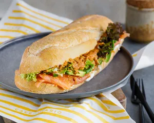 Salmón, palta, mix verde, hummus de pimentón, queso crema y perejil.