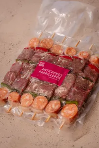 6 Anticuchos de filete, longaniza, cebolla y pimentón