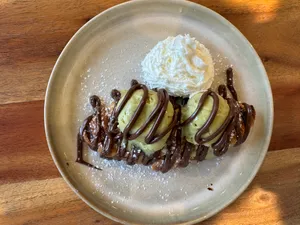 Croissant Planchado relleno de Nutella, Helado de Pistaccio y Crema Chantilly