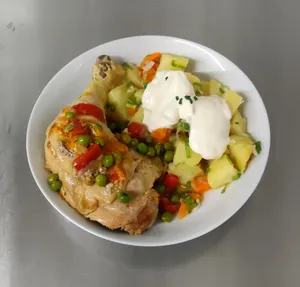 Pollo arvejado + entrada y postre.