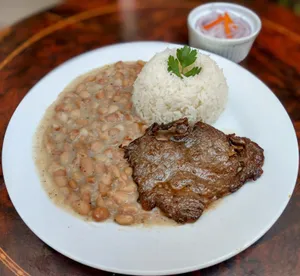 Frejoles con Bistec