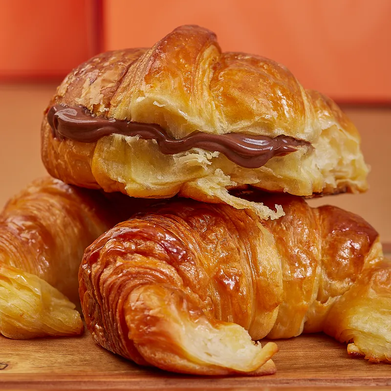 Medialunas Artesanales Con Crema Pastelera De Chocolate 70% Medialunas Artesanales Con Crema Pastelera De Chocolate 70%
