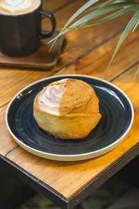 Rollito de canela con frosting