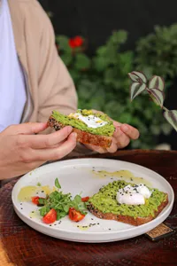 2 Huevos Pochados de Campo Sobre Palta