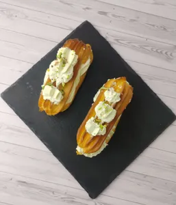Eclair Crema Pistachos
