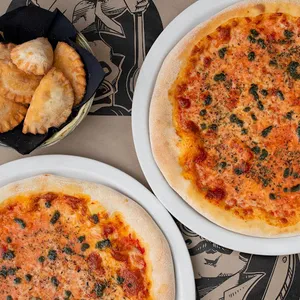 2 Pizzas Ciudadano + Empanadas