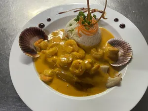 Pescado en Salsa de Ostiones y Camarones