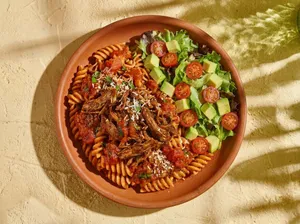 Cerdo BBQ + fusilli + ensalada