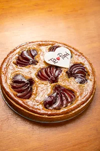 Tarta de peras al vino tinto