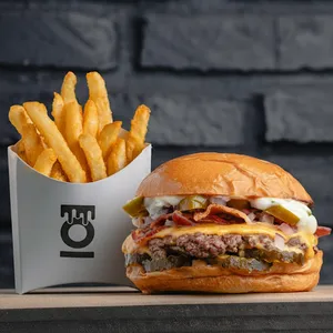 Jalapeño Cheddar Burger + Papas