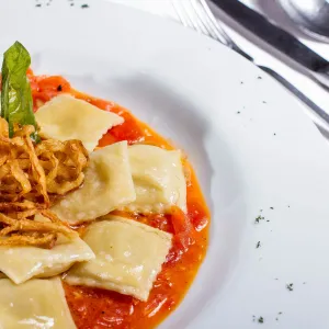 RAVIOLES DE CARNE A LA BOLOGNESA