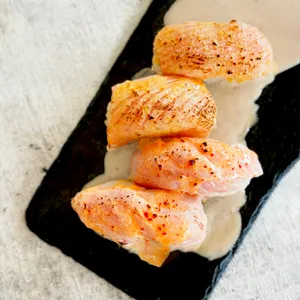 Dúo-Niguiris Sake Maguro Nikkei