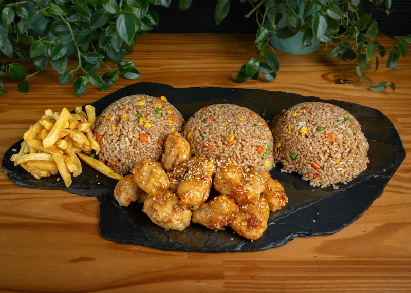 Combo arroz al wok + pollo a la naranja + papas fritas (3 personas)