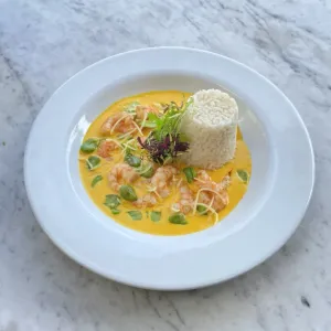 Picante de camarones con fetuccini