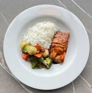 Salmón con Arroz Basmati y Verduras Alteadas
