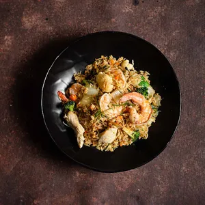 Arroz Frito con Camarones Y Pollo