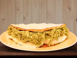 Cachapa de Pollo mechado + Queso de mano + topping de queso