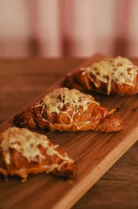 Croissant de jamón y queso