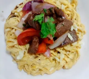 Fetuccinni A La Huancaina Con Lomo Saltado
