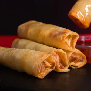 ARROLLADOS DE QUESO (5 unidades) fritos con crunch perfecto, queso fundido, servidos sobre tabla oscura y acompañados de Salsa Sweet Chili. Entradas STARTERS.