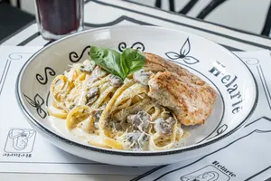 Fettuccini en salsas de 3 quesos y champiñones